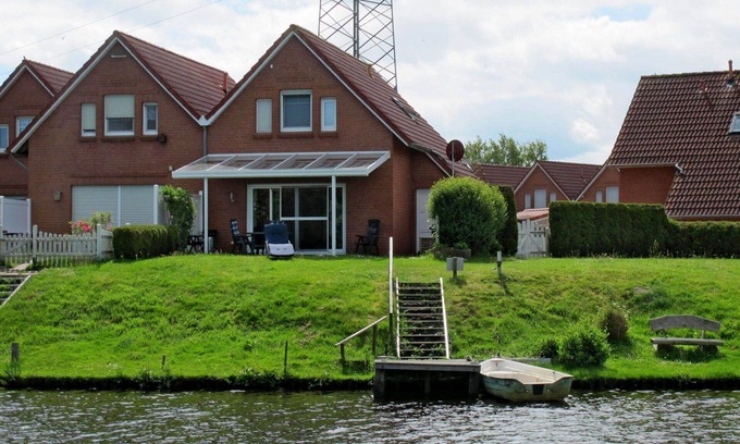 Grosefehn House | Stunning villa for 4 guests with WIFI, TV, terrace and parking