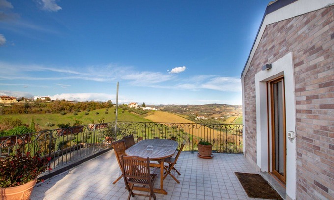 Collecorvino Villa | Stunning villa for 6 guests with WIFI, A/C and terrace