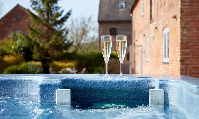 Dalbury Lees House | Stunning villa for 10 people with WIFI, hot tub, TV and terrace