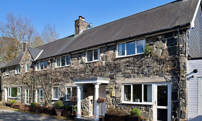 Dolgellau House | Stunning villa for 12 people with WIFI, hot tub and terrace