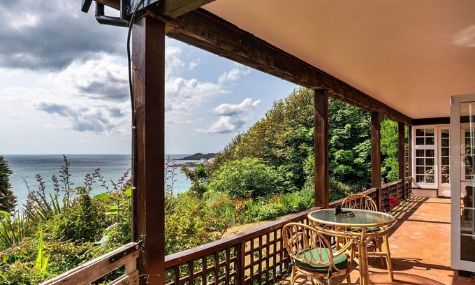 Coverack House | Stunning villa for 13 guests with WIFI and terrace