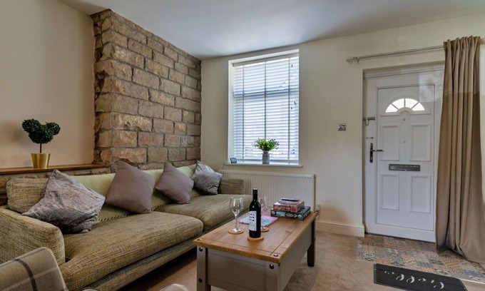 New Mills House | Stunning villa for 2 people with WIFI, pets allowed and parking