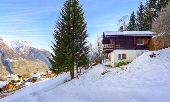 Eischoll House | Stunning villa for 4 guests with WIFI, TV, patio and panoramic view