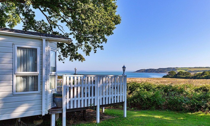 Cowes House | Stunning villa for 4 people with pool, WIFI, TV and terrace