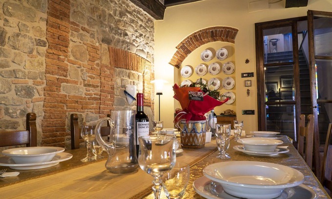Petrognano House | Stunning villa for 6 guests with WIFI, A/C, TV and parking, close to Lucca