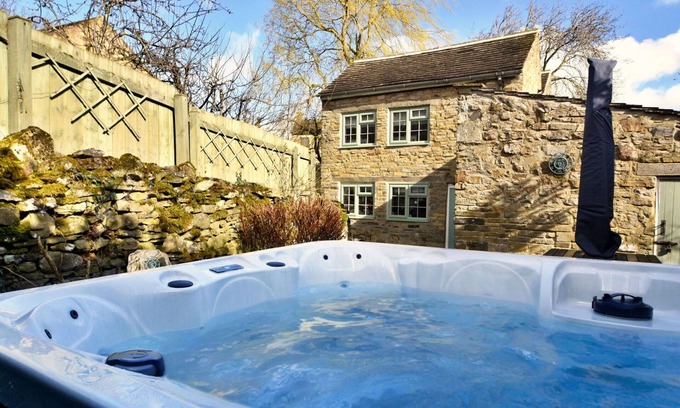 Bellerby House | Stunning villa for 6 guests with WIFI, hot tub, terrace and pets allowed