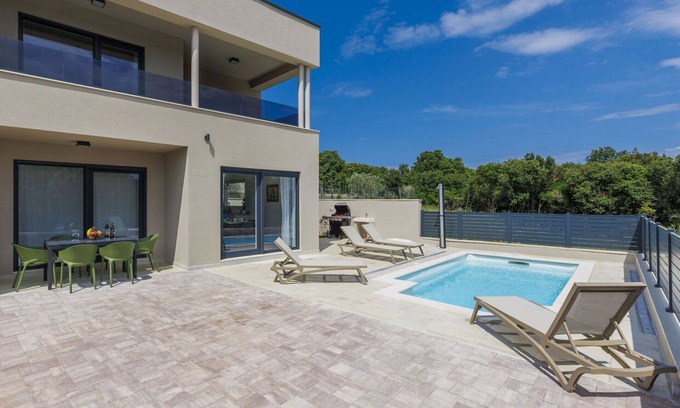 Vinkuran House | Stunning villa for 6 people with A/C, private pool, WIFI, TV, terrace and parking