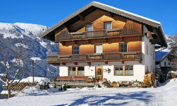 Hainzenberg Villa | Stunning villa for 7 people with WIFI, TV, balcony and parking