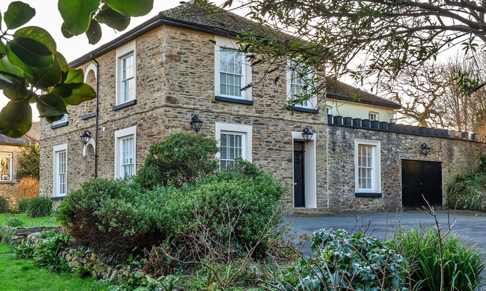 Gweek House | Stunning villa for 7 guests with WIFI, hot tub and parking