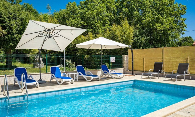 Vinez House | Stunning villa for 9 guests with WIFI, A/C, private pool, TV, terrace and parking