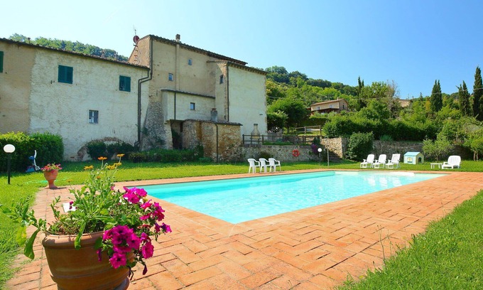Volterra Villa | Stunning villa for 9 people with WIFI, private pool, TV, patio, pets allowed and panoramic view