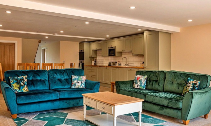 Little Rissington House | Stunning villa for 8 guests with WIFI, hot tub and pets allowed
