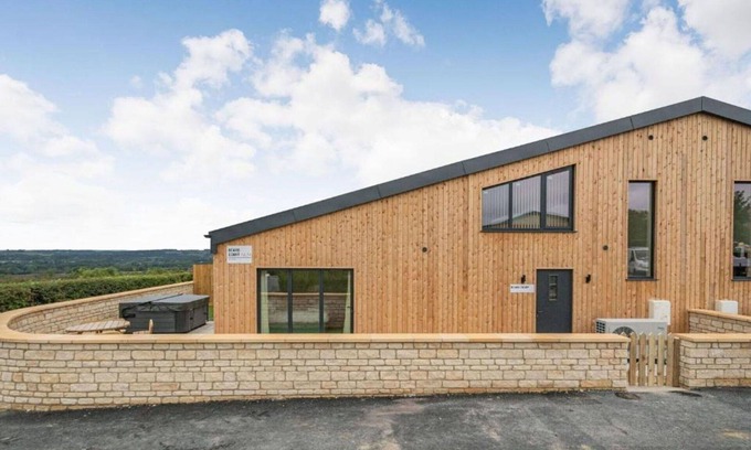 Little Rissington House | Stunning villa for 6 people with hot tub, WIFI and pets allowed