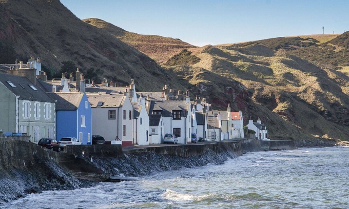 Gardenstown House | Stunning villa for 4 guests with WIFI, TV and pets allowed