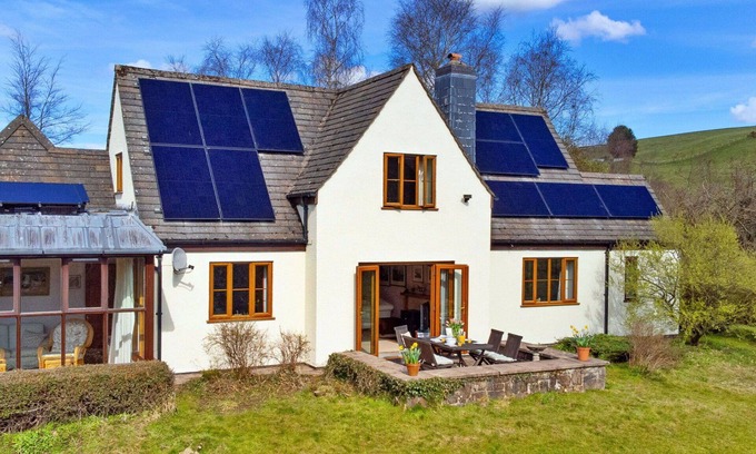 Llanidloes House | Stunning villa for 6 people with WIFI and terrace