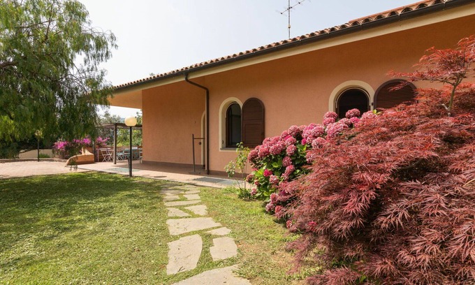 Cisano sul Neva House | Stunning villa for 6 guests with WIFI, hot tub, A/C, TV, patio, pets allowed and panoramic view