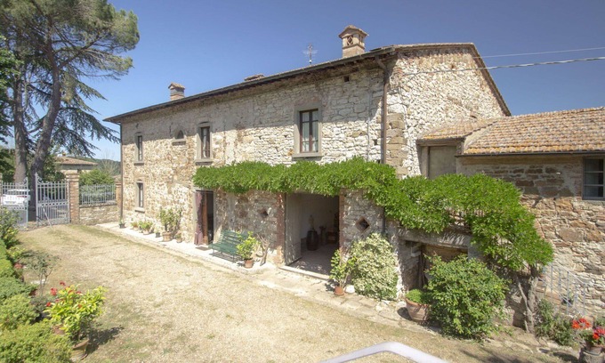 Radda in Chianti Villa | Stunning villa for 6 guests with WIFI, TV, terrace, pets allowed, panoramic view and parking