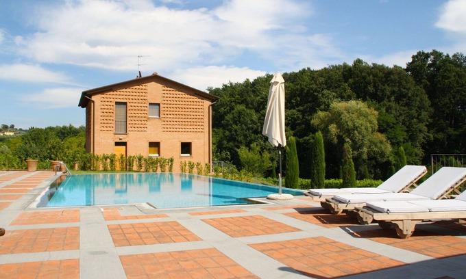 Montecarlo Villa | Stunning villa with private pool, WIFI, TV, patio, pets allowed and panoramic view, close to Lu.