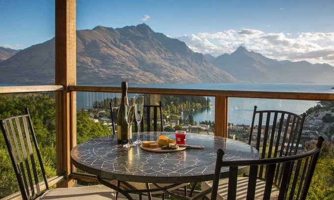 Queenstown City Centre Villa | Stunning Villa with views down Queenstown Bay