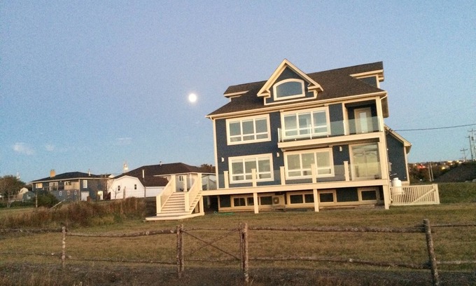 Conception Bay South House | Stunning Waterfront Home On The Bay, only 22 minutes from downtown St. John's