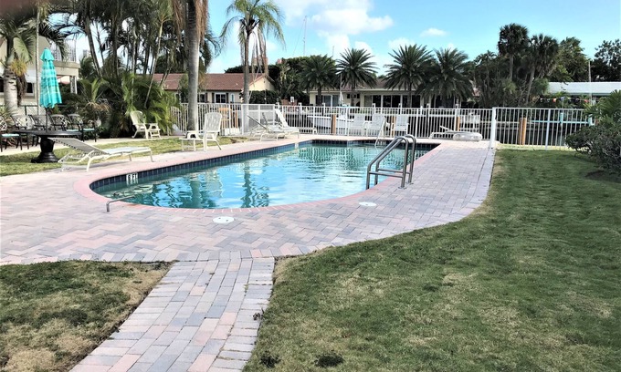 Coral Ridge Apartment | STUNNING WATERFRONT 2 BEDROOM BEAUTY. CLOSE TO EVERYTHING.