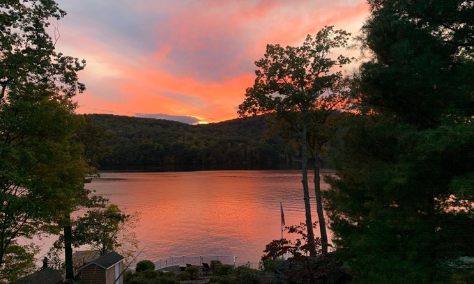 Danbury House | Stunning Waterfront Lake House with Amazing Views