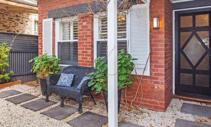 Hackney Cottage | Stureca Cottage City Fringe, Sleeps 4, Wifi