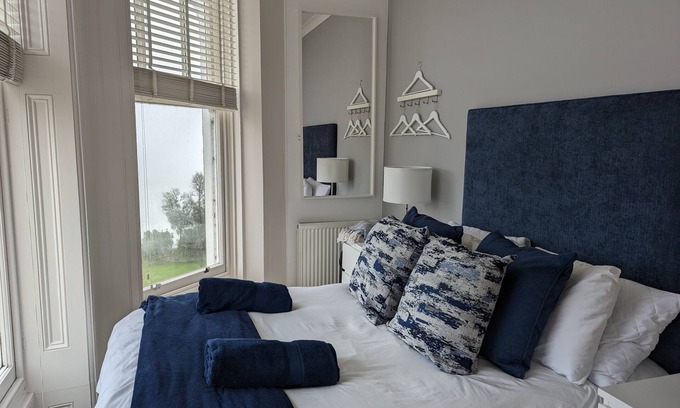 Shanklin Apartment | Stylish 1 Bed Apartment with Sea views