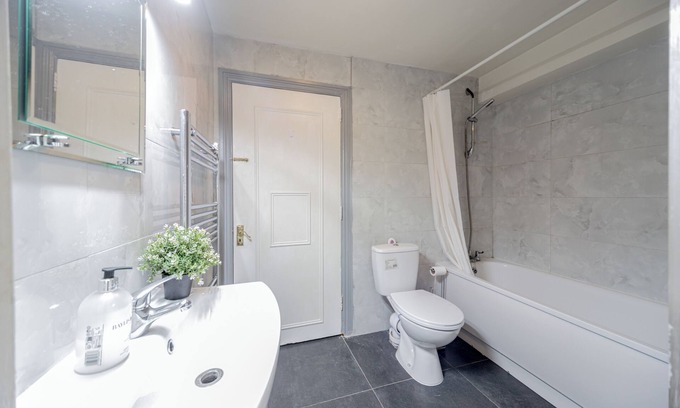 Hammersmith and Fulham Apartment | Stylish 1-bed flat in Fulham. Sleeps 4 with a cosy double bed & sofa bed.