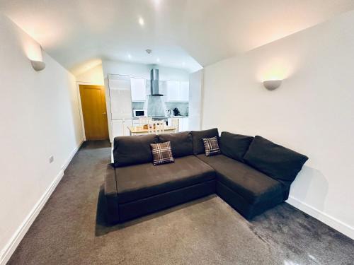 Staines Apartment | Stylish 1 Bedroom Flat in the Heart of Staines