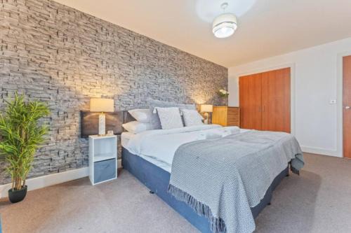 Theatreland Birmingham Apartment | Stylish 1-Bedroom Apartment with Balcony, Family-Friendly, Free Parking & WiFi, Sleeps 3