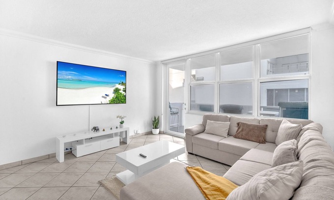 Hollywood South Central Beach Condo | Stylish 1BR on the Sand + Complimentary Beach Service!