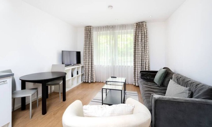 Hoxton West Apartment | Stylish 1BR waterfront flat