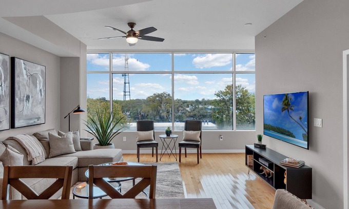South Eola Apartment | Stylish 2 bed / 2 bath Downtown Condo with Parking.