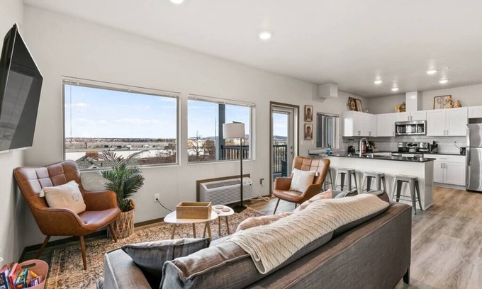 South Perry District Apartment | Stylish 2 Bed 2 Bath Near Perry District & DT!