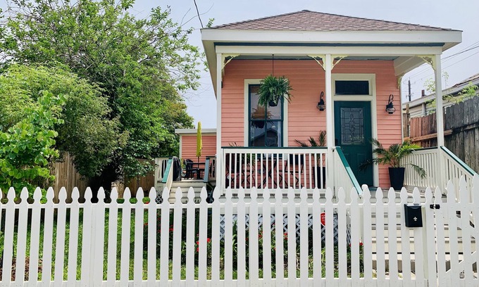 Galveston House | Stylish 2 BED, 2 BATH Shotgun-style house near beach!