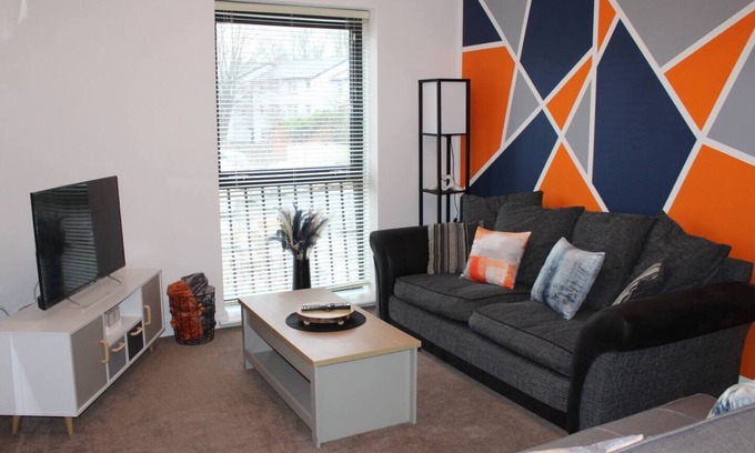 Wolverhampton Apartment | Stylish 2 bed apt | Free parking | Perfect for contractors and leisure stays
