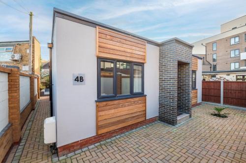 East Ham South Apartment | Stylish 2 Bed Bungalow in East Ham, Close to Excel