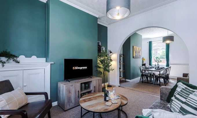 Crewe House | Stylish 2-Bed House in Crewe, Perfect for Business