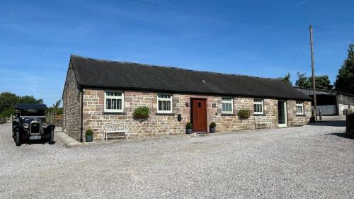 Winkhill House | Stylish 2 Bed Peak District Cottage Barn - Alton Towers, Christmas Markets, Polar Bears, Chatsworth