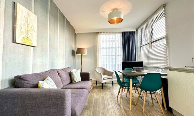 Poole Apartment | Stylish 2 Bedroom Apartment - Free Parking & WiFi