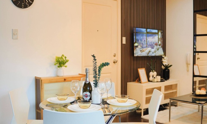 Downtown Condo | Stylish 2-bedroom condo with fitness room and near vibrant night life in Makati