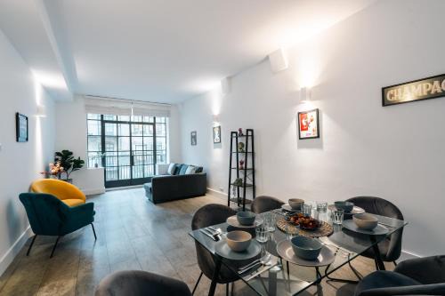 Clerkenwell Apartment | Stylish 2-Bedroom Flat with Balcony in Clerkenwell