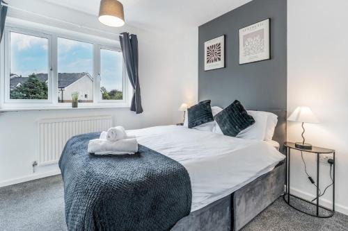 Oldbury House | Stylish 2-Bedroom House in Oldbury Sleeps 4