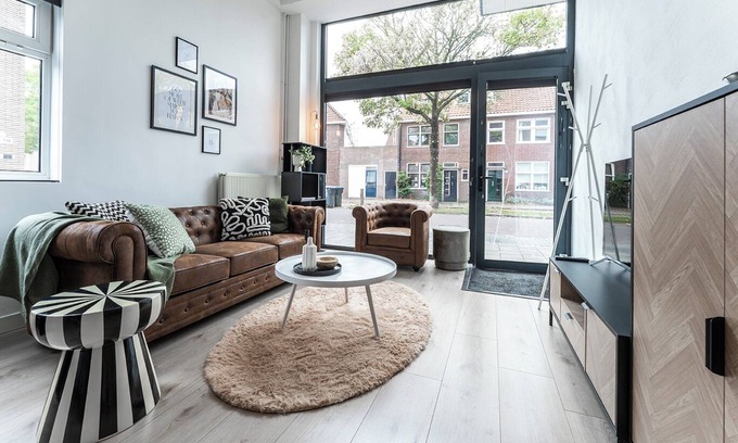 Tilburg Apartment | Stylish 2-bedroom loft in the heart of Tilburg. Modern, bright, and fully equipped with kitchen, fast WiFi, smart TV, and workspace — perfect for a city getaway or comfortable workation.