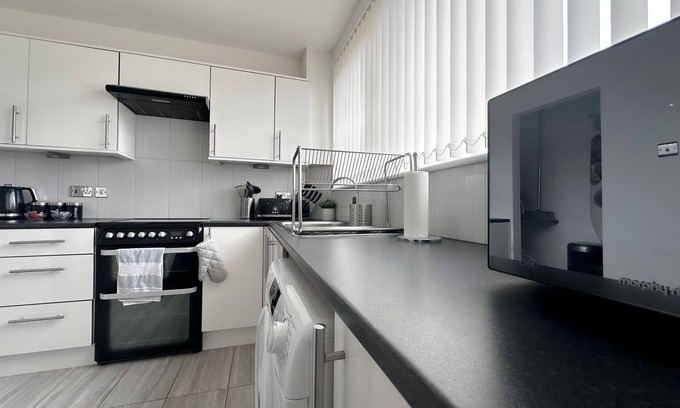 Birmingham Apartment | Stylish 2BD Apartment w/Free parking & Wifi- Near M6 & Family friendly park