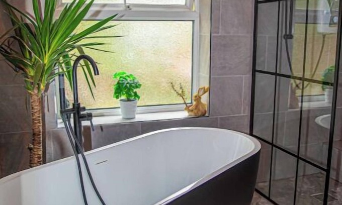 Droylsden House | Stylish 2BR Home in Manchester near Etihad Stadium with WiFi and free parking.