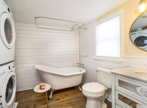 Greenwood House | Stylish 2BR n Old Town Greenwood