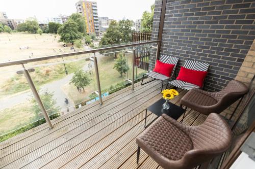Lansbury Apartment | Stylish 3 Bed Apt Near Downtown & Free Parking