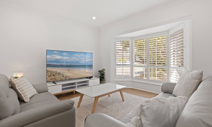 Glenelg South House | Stylish 3-Bed House Close to Attractions